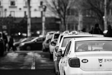 Romanya 'nın Bükreş kentinde araba trafiği, kirlilik ve trafik sıkışıklığı, 2022