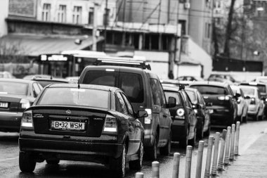 Romanya 'nın Bükreş kentinde araba trafiği, kirlilik ve trafik sıkışıklığı, 2022