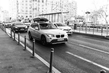 Romanya 'nın Bükreş kentinde araba trafiği, kirlilik ve trafik sıkışıklığı, 2022