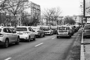 Romanya 'nın Bükreş kentinde araba trafiği, kirlilik ve trafik sıkışıklığı, 2022