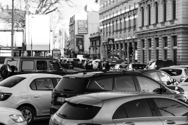 Romanya 'nın Bükreş kentinde araba trafiği, kirlilik ve trafik sıkışıklığı, 2022