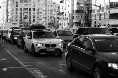 Romanya 'nın Bükreş kentinde araba trafiği, kirlilik ve trafik sıkışıklığı, 2022