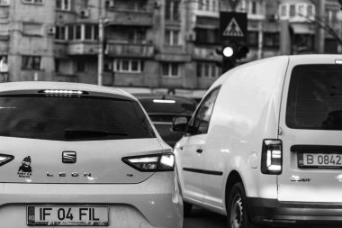 Romanya 'nın Bükreş kentinde araba trafiği, kirlilik ve trafik sıkışıklığı, 2022