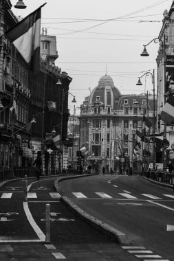 Romanya 'nın Bükreş kentinde araba trafiği, kirlilik ve trafik sıkışıklığı, 2022