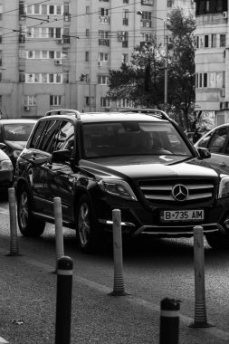 Romanya 'nın Bükreş kentinde araba trafiği, kirlilik ve trafik sıkışıklığı, 2022