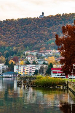 Tuna nehri ve Orsova şehir bitki örtüsü ve binaları, deniz manzarası. Orsova, Romanya, 2021