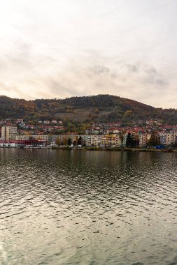 Tuna nehri ve Orsova şehri, deniz manzarası. Orsova, Romanya, 2020