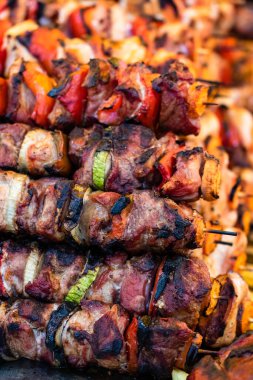 Izgarada leziz yemekler. Yemek festivalinde biftek, ızgara sosis.