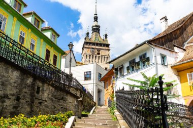 Sighisoara şehrinin ortaçağ güçlendirilmiş kalesi ve ünlü Saat Kulesi