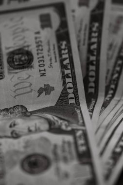 Dolar banknotlarının detaylarına özen göster. Para banknotlarının makro detaylarını kapat, dolarları izole et. Dünya para kavramı, enflasyon ve ekonomi kavramı