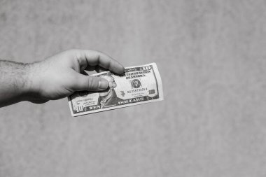 Dolarları gösteren, bahşiş, maaş gibi para veren ya da alan el ele tutuşmalar. 10 dolar banknot, Amerikan Doları para birimleri kopya alanı ile izole..