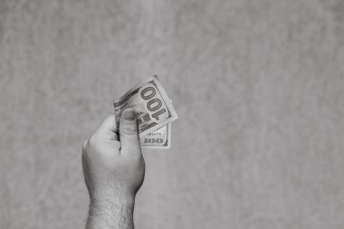 Dolarları gösteren, bahşiş, maaş gibi para veren ya da alan el ele tutuşmalar. 100 dolar banknot, Amerikan doları para birimi kopya alanı ile izole edilmiş..