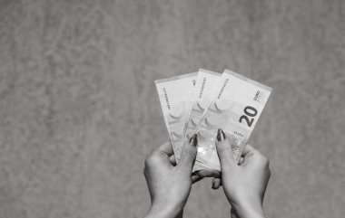 Avro parasını gösteren ve bahşiş, maaş gibi para veren ya da alan el ele tutuşmalar. 20 EURO banknotu EUR izole edilmiş. Zengin iş adamları kavramı, para biriktirmek ya da harcamak.