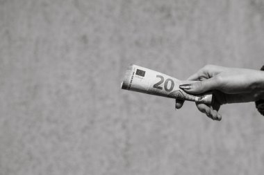 Avro parasını gösteren ve bahşiş, maaş gibi para veren ya da alan el ele tutuşmalar. 20 EURO banknotu EUR izole edilmiş. Zengin iş adamları kavramı, para biriktirmek ya da harcamak.