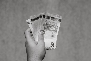 Avro parası ya da para verme hayranıyla el ele tutuşmak. Dünya para kavramı, 50 EURO banknotları EUR izole para birimi. Zengin iş adamları kavramı, para biriktirmek ya da harcamak.