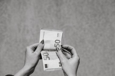 Avro parasını tutmak ve göstermek ya da para vermek. Dünya para kavramı, 50 EURO banknotları Fotokopi alanı ile izole edilmiş para birimi. Zengin iş adamları kavramı, para biriktirmek ya da harcamak.
