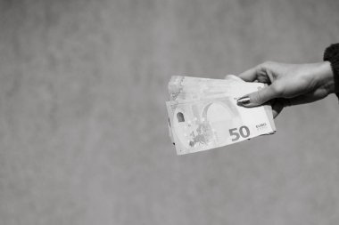 Avro parasını gösteren ve bahşiş, maaş gibi para veren ya da alan el ele tutuşmalar. 50 Avro banknotları izole edilmiş. Zengin iş adamları kavramı, para biriktirmek ya da harcamak.