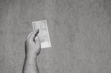 El ele tutuşup para göstermek ya da para vermek. Dünya para kavramı, 100 EURO banknotları izole edilmiş para birimi. Zengin iş adamları kavramı, para biriktirmek ya da harcamak.
