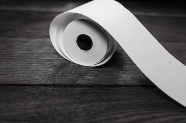 Kasa bandı rulosu, boş bir vergi makbuzu. Tasarruf planlama, harcama parası veya iş konsepti.