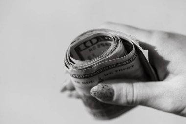 USD banknotlarının detaylarına özen göster. Amerika Birleşik Devletleri banknotlarını saymak ya da vermek. Dünya para kavramı, enflasyon ve ekonomi kavramı