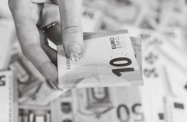 Rüşvet gibi para vermek ya da banknotlara izole edilmiş bahşişler. Euro ve Usd banknotları kapanıyor. Sıkı çalışma, enflasyon, finans ve iş konsepti için ödül