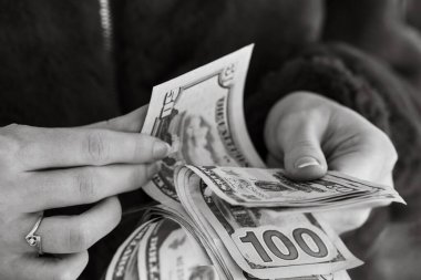 Kadın para sayıyor, dolar sayıyor. Yaklaş.