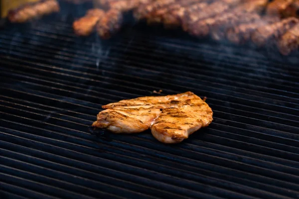 バーベキューでおいしい食べ物を焼く ステーキ フードフェスティバルでのグリル上のソーセージ — ストック写真