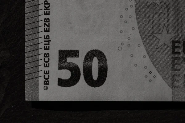 선정적으로 지폐의 사항에 초점을 맞추고 유로에 달하는 지폐의 매크로 사항을 — 스톡 사진