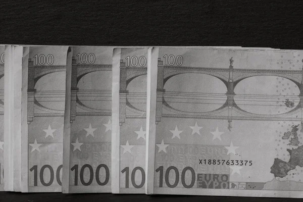 선정적으로 지폐의 사항에 초점을 맞추고 지폐의 매크로 디테일을 100 유로떨어져 — 스톡 사진