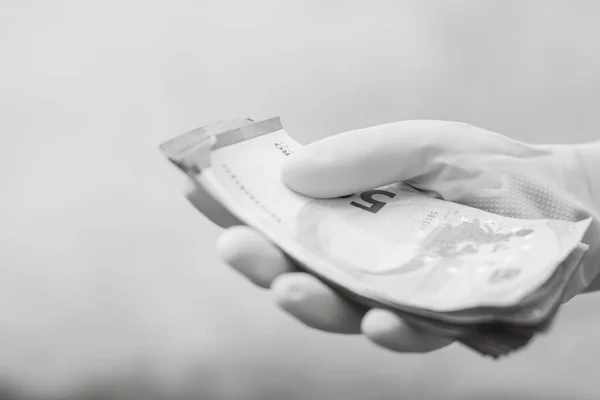 Рука Перчатками Получающая Дающая Держащая Банкноту Usd Euro Концепция Мировых — стоковое фото
