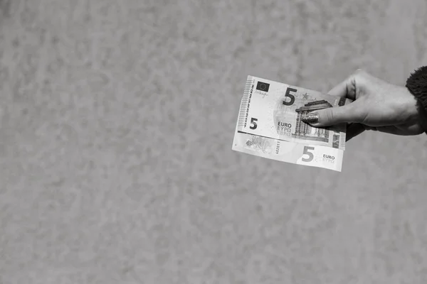 Mão Segurando Mostrando Dinheiro Euro Dando Recebendo Dinheiro Como Dicas — Fotografia de Stock
