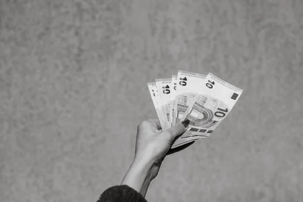 Κρατώντας Χέρι Και Δείχνοντας Ένα Οπαδό Του Ευρώ Χρήματα Δίνοντας — Φωτογραφία Αρχείου