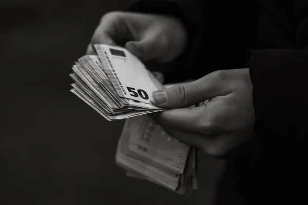 Επιλεκτική Εστίαση Στη Λεπτομέρεια Των Τραπεζογραμματίων Ευρώ Μετρώντας Δίνοντας Τραπεζογραμμάτια — Φωτογραφία Αρχείου