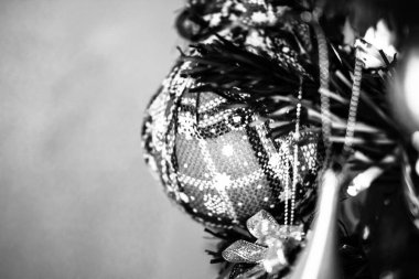 Noel süsleri ve bulanık ışıklar.