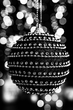 Noel süsleri ve bulanık ışıklar.