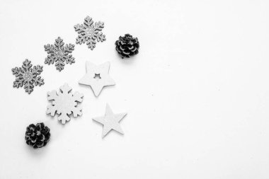 Noel süsleri ve bulanık ışıklar.