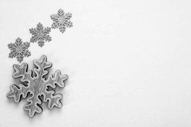 Noel süsleri ve bulanık ışıklar.