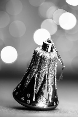 Noel süsleri ve bulanık ışıklar.