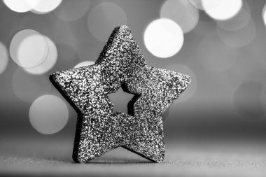 Noel süsleri ve bulanık ışıklar.