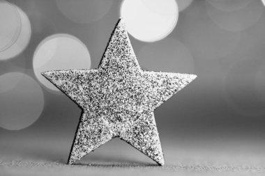 Noel süsleri ve bulanık ışıklar.