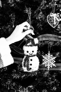 Noel süsleri ve bulanık ışıklar.