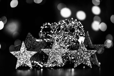 Noel süsleri ve bulanık ışıklar.