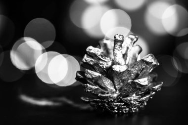 Noel süsleri ve bulanık ışıklar.