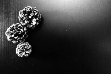 Noel süsleri ve bulanık ışıklar.