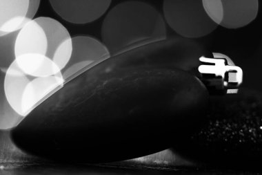 Noel süsleri ve bulanık ışıklar.