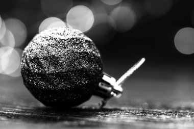 Noel süsleri ve bulanık ışıklar.