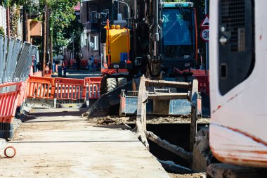 İnşaat alanında çalışan endüstriyel kazıcıların ayrıntıları