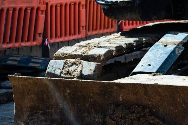 İnşaat alanında çalışan endüstriyel kazıcıların ayrıntıları