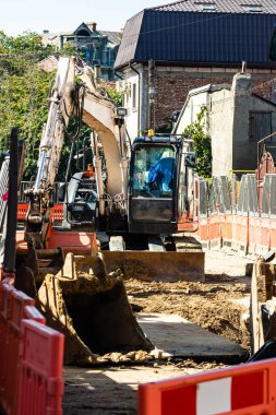 İnşaat alanında çalışan endüstriyel kazıcıların ayrıntıları