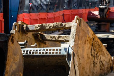 İnşaat alanında çalışan endüstriyel kazıcıların ayrıntıları